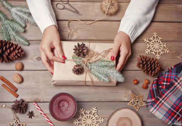 Noel hediyesi süslemesi. El yapımı dekor konsepti. Kadın hediye paketi. Üst görünüm