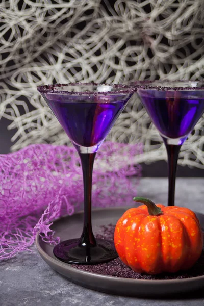 Dos vasos con cóctel púrpura, calabaza para la fiesta de Halloween en el fondo oscuro — Foto de Stock