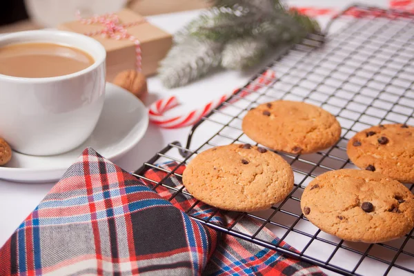 Taza de té, galletas caseras, cajas de regalo de Navidad y decoración de Navidad en el fondo verde . — Foto de Stock