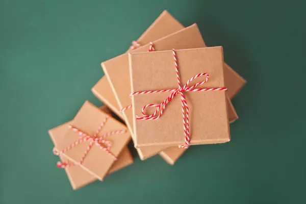 Cinco cajas de regalo de Navidad de diferentes tamaños en el fondo verde — Foto de Stock