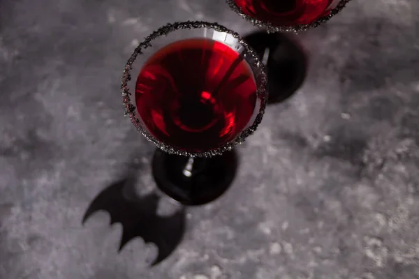 Два бокала с красным коктейлем для Хэллоуина на тёмном фоне — стоковое фото
