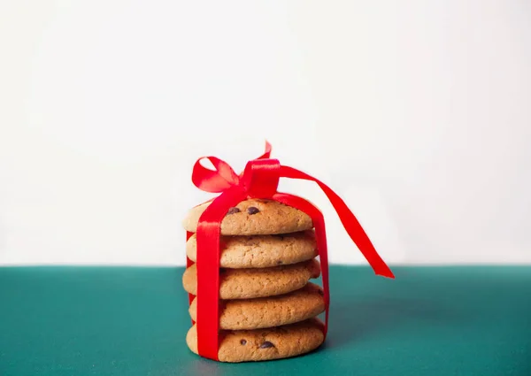 Cookies tied with a ribbon for a gift on the green table — Stock Photo, Image