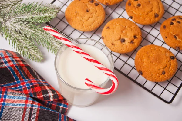 Copo de leite, cana-de-açúcar, biscoitos caseiros para Papai Noel no fundo branco — Fotografia de Stock