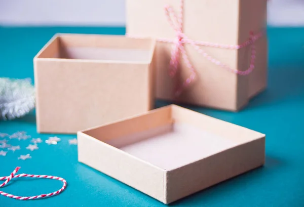 Cajas de regalo de Navidad en el fondo azul. Una caja está abierta . — Foto de Stock