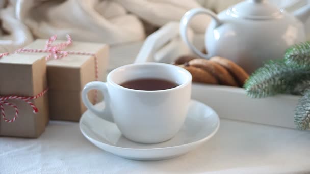 Main Femme Mettre Des Coffrets Cadeaux Noël Sur Table Blanche — Video