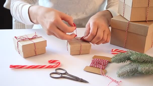 Decoración Regalo Navidad Concepto Decoración Hecha Mano Mujer Envolviendo Caja — Vídeo de stock