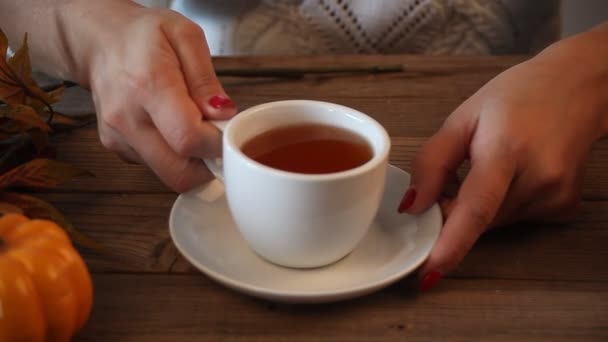 Vrouwenhand Nemen Zet Witte Kop Thee Oude Houten Tafel Met — Stockvideo