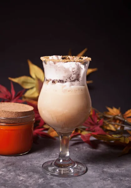 Dois copos de cacau cremoso quente com espuma com folhas de outono e abóboras no fundo — Fotografia de Stock