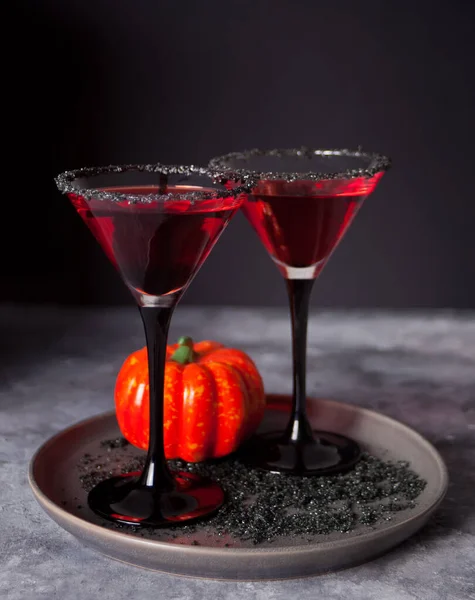 Dos vasos con cóctel rojo para la fiesta de Halloween en el fondo oscuro — Foto de Stock