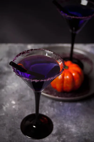 Dos vasos con cóctel púrpura, calabaza para la fiesta de Halloween en el fondo oscuro — Foto de Stock