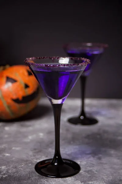 Dos vasos con cóctel púrpura, calabaza para la fiesta de Halloween en el fondo oscuro — Foto de Stock