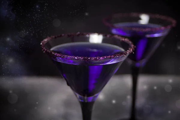 Två glas med lila cocktail för Halloween fest på den mörka bakgrunden — Stockfoto