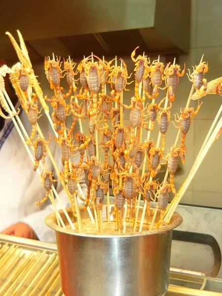 Ψητά τηγανητά έντομα και σκορπιούς και έντομα ως σνακ street food στην Κίνα, Πεκίνο — Φωτογραφία Αρχείου