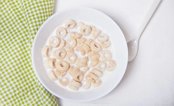Loops de cereais deliciosos e nutritivos em uma tigela com leite para café da manhã saudável para crianças — Fotografia de Stock