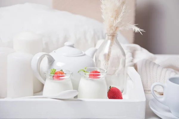 Duas porções de iogurte caseiro natural em um frasco de vidro com morango fresco na bandeja de madeira branca — Fotografia de Stock