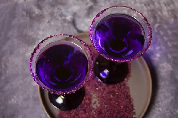 Два бокала с фиолетовым коктейлем для Хэллоуина на тёмном фоне — стоковое фото