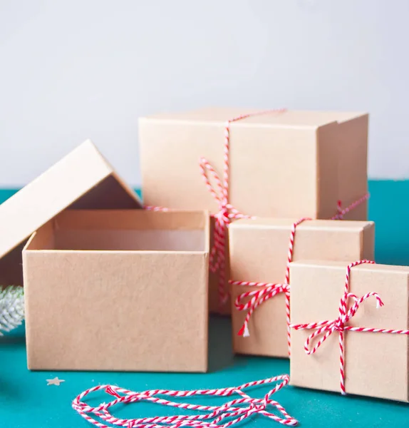 Cajas de regalo de Navidad en el fondo azul. Una caja está abierta . — Foto de Stock