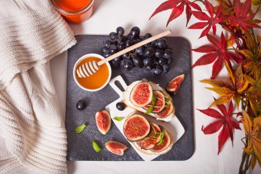 Krem peynirli sandviç, incir ve bal. Sağlıklı gıda konsepti. Sonbahar hasadı.