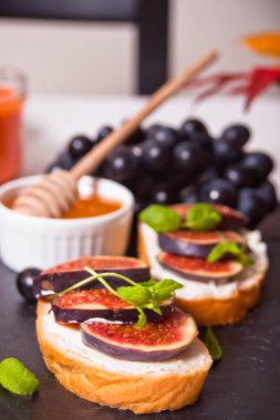 Krem peynirli sandviç, incir ve bal. Sağlıklı gıda konsepti