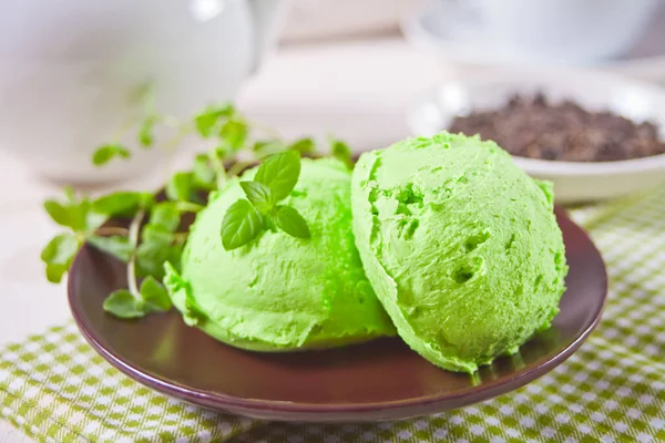 Мороженое Мятными Листьями Тарелке — стоковое фото