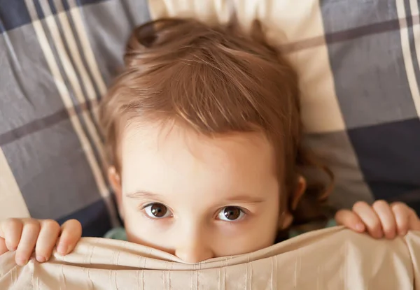 Mädchen Spaß Einem Bett Sie Spielen Mit Decke Versteckt Sich — Stockfoto