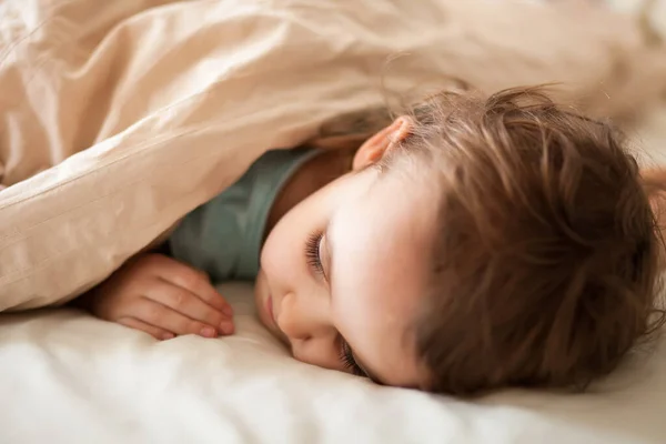 Pequena Menina Bonita Dormindo Uma Cama Seu Quarto — Fotografia de Stock