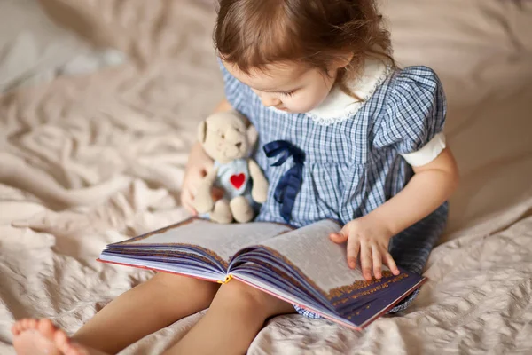 Klein Schattig Meisje Een Retro Jurk Het Lezen Van Een — Stockfoto