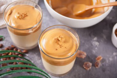 Dalgona Kahve. Beton arka planda yumuşacık kremalı kremalı kahve. Moda içeceği.