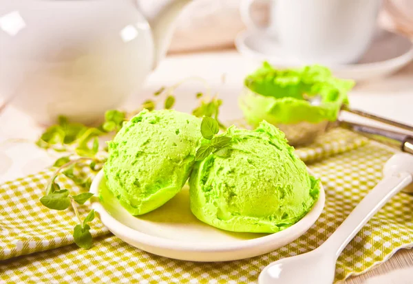 Мороженое с мятными листьями на тарелке . — стоковое фото