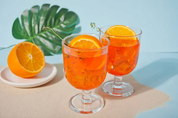 Окуляри зі свіжим домашнім апельсиновим солодким крижаним чаєм або коктейлем, лимонад з чебрецем. Освіжаючий холодний напій. Літня вечірка . — стокове фото