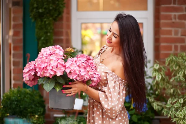 Young Beautiful Brunette Woman Holding Pink Flowers — Stock Photo, Image