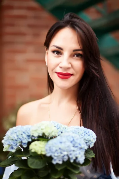 Beautiful Brunette Woman Blue Dress Holding Flowers Flowers Store — Stock Photo, Image