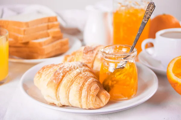 Croissants Frescos Pães Laranjas Compota Laranja Conceito Pequeno Almoço — Fotografia de Stock