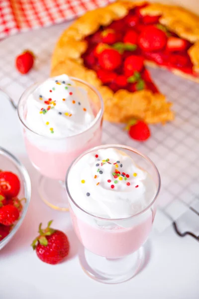 Erdbeer Smoothie Milchshake Cocktail Mit Schlagsahne — Stockfoto