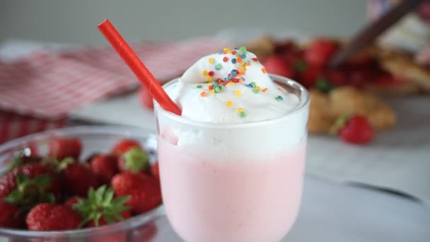 Smoothie Aux Fraises Cocktail Milk Shake Avec Crème Fouettée Sur — Video