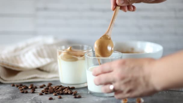 Café Dalgona Café Cremoso Esponjoso Batido Fondo Hormigón Bebida Moda — Vídeo de stock