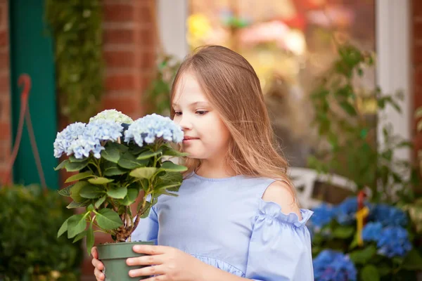 Petite Fille Blonde Robe Bleue Avec Des Fleurs Proximité Magasin — Photo