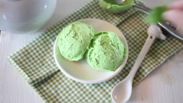 薄荷叶冰淇淋放在盘子里 女用手绘薄荷叶冰淇淋 — 图库视频影像