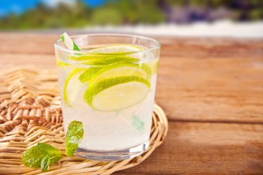 Limonata ya da naneli mojito kokteyli, soğuk, ferahlatıcı içecek ya da ahşap masada buzlu içecek.