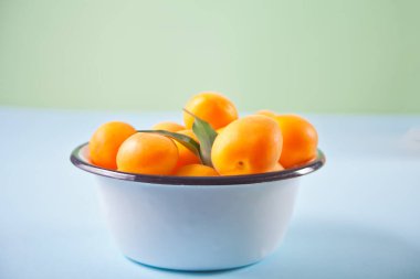 Emaye tabağında taze kayısı..