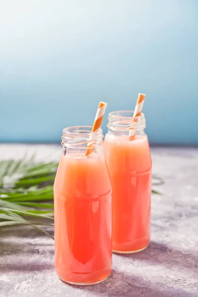 Coquetel Tropical Verão Refrescante Uma Garrafa Com Palha Fundo Concreto — Fotografia de Stock