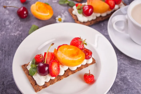 Crisp Fitness Health Bread Com Creme Queijo Frutas Bagas Xícara — Fotografia de Stock