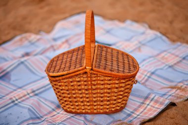 Plajdaki ekose üzerinde piknik sepeti