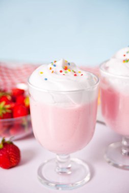 Çilekli milkshake ve krem şantili kokteyl.