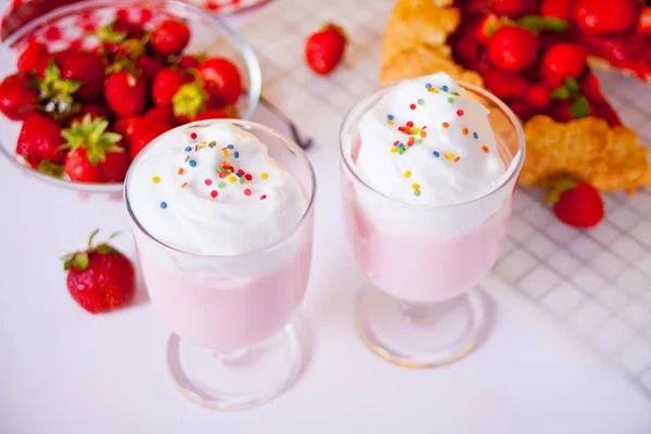 Jordgubbssmoothie Milkshake Cocktail Med Vispgrädde — Stockfoto