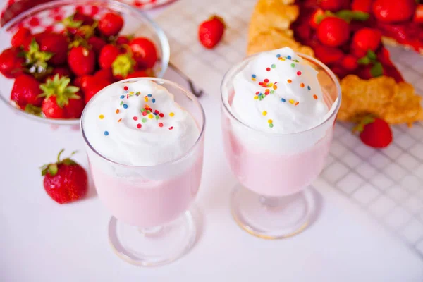 Cóctel Batido Fresa Batido Leche Con Crema Batida —  Fotos de Stock