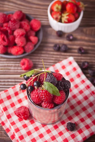 Frische Reife Bio Himbeeren Erdbeeren Und Schwarze Johannisbeeren Blechdose Und — Stockfoto