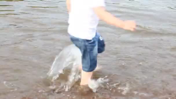 Дві Милі Маленькі Хлопчики Граються Гуляючи Воді Пляжі Літня Вода — стокове відео