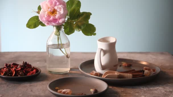 Mujer Mano Poner Masala Chai Con Leche Especias Sobre Mesa — Vídeo de stock