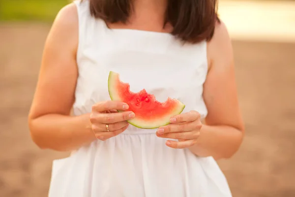 一个手里拿着一个成熟西瓜的女人在野餐 夏天野餐 假期的概念 — 图库照片